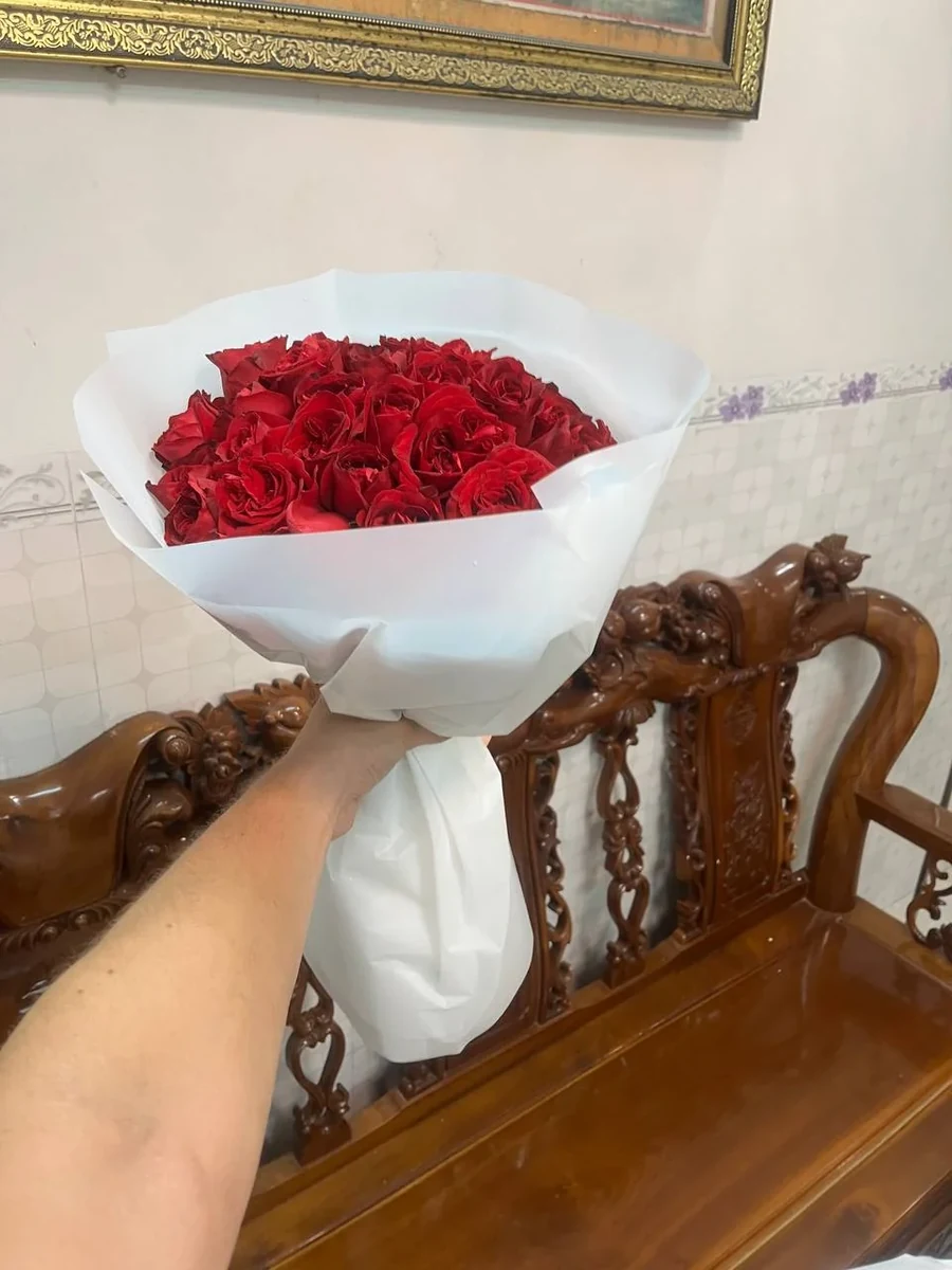 нежный сборный букет с 25 красными и 25 розово-персиковыми розами Нячанг доставка