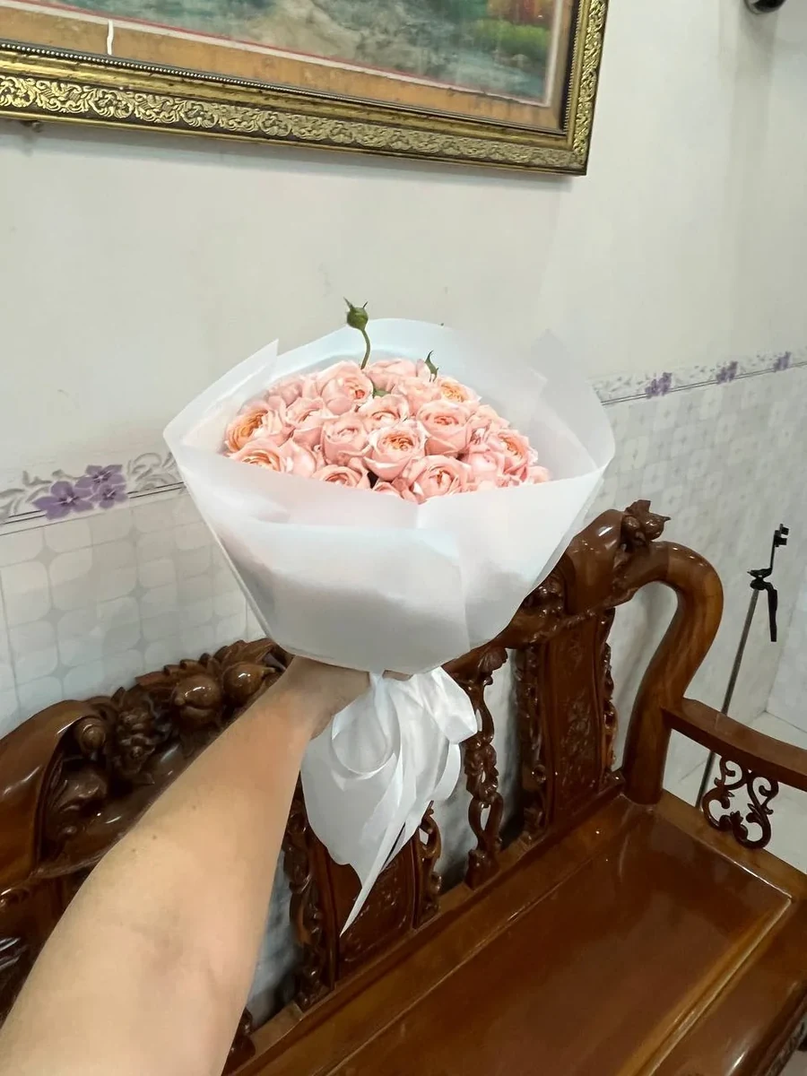 нежный сборный букет с 25 красными и 25 розово-персиковыми розами Нячанг доставка