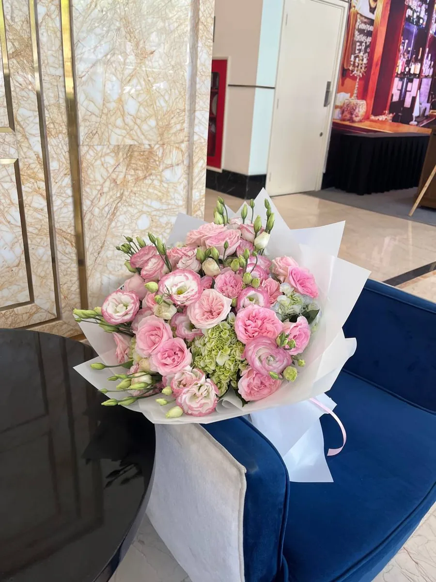 tender mixed bouquet in white wrap delivery Nha Trang 3