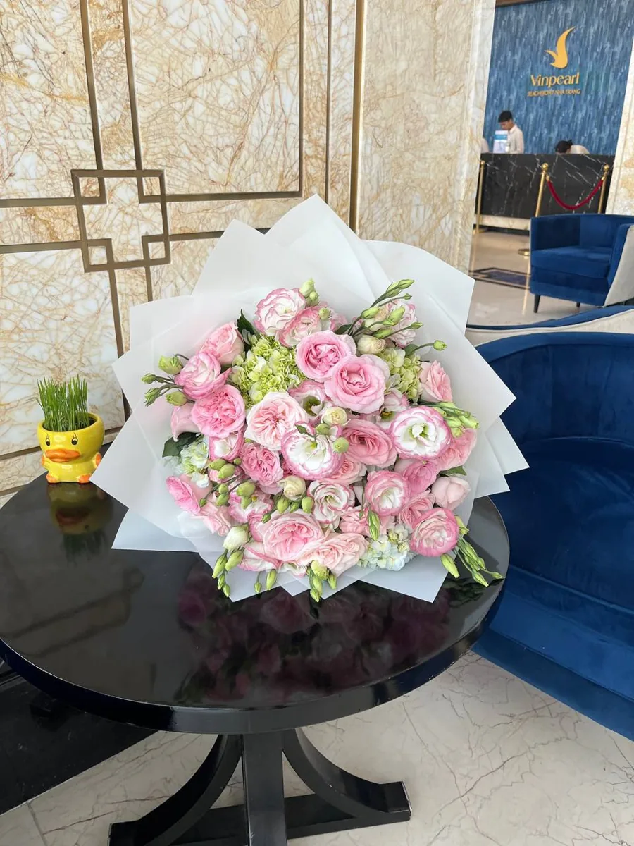 tender mixed bouquet in white wrap delivery Nha Trang 4