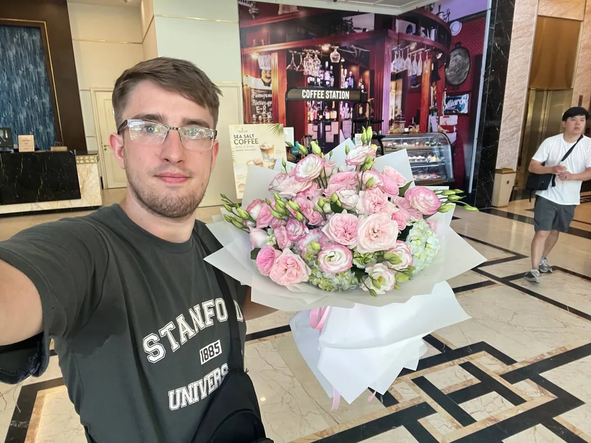 tender mixed bouquet in white wrap delivery Nha Trang 7