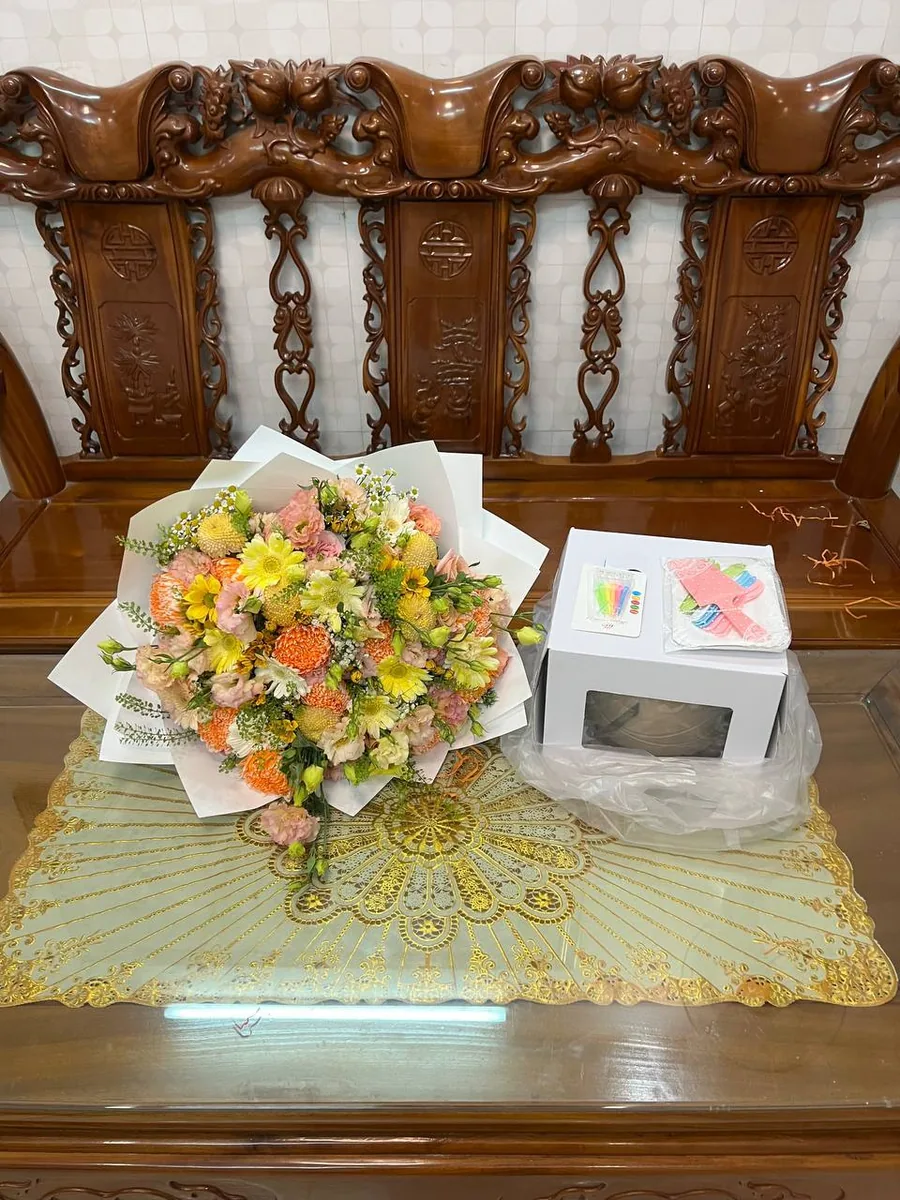 화사한 혼합 꽃다발과 초콜릿 케이크 세트, 나트랑 배달 1