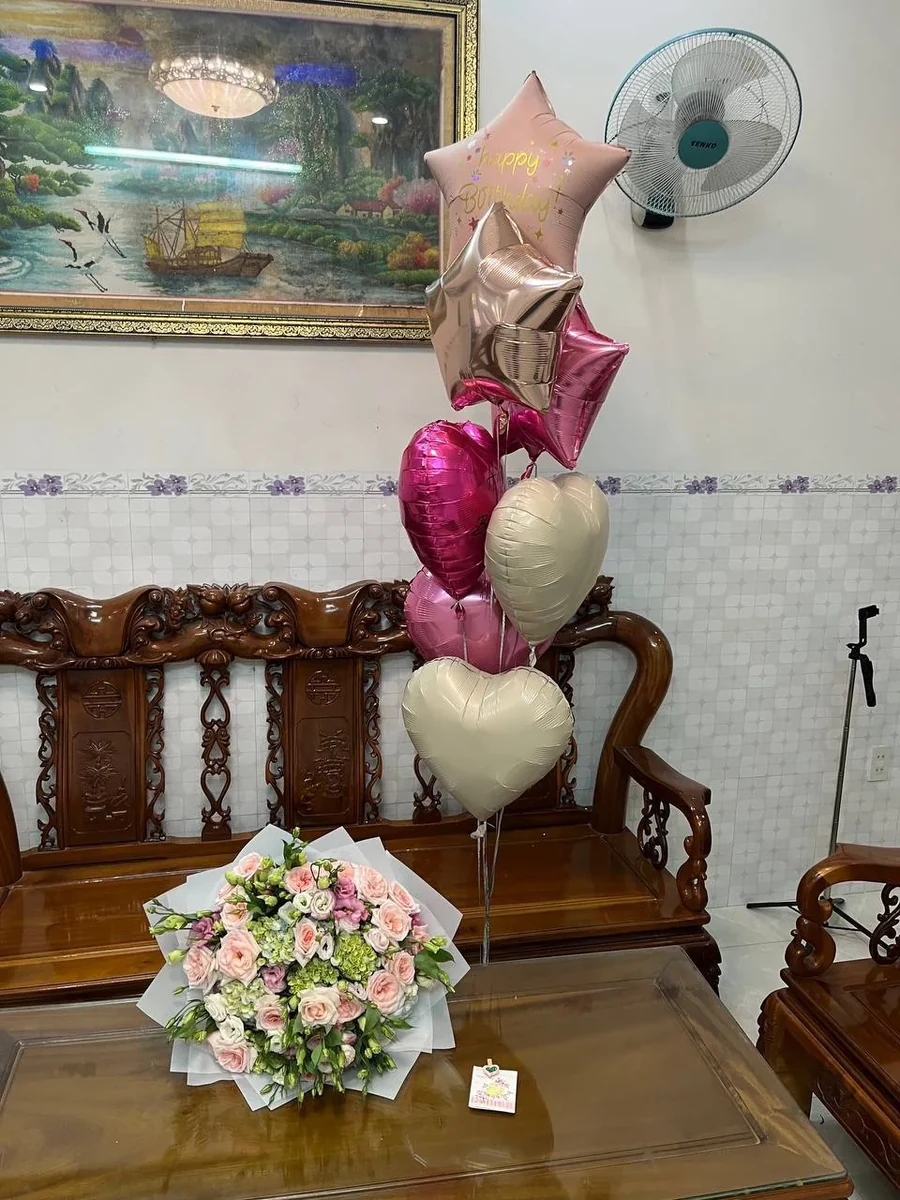 mixed bouquet in white wrapping with 7 foil balloons and a card Nha Trang delivery