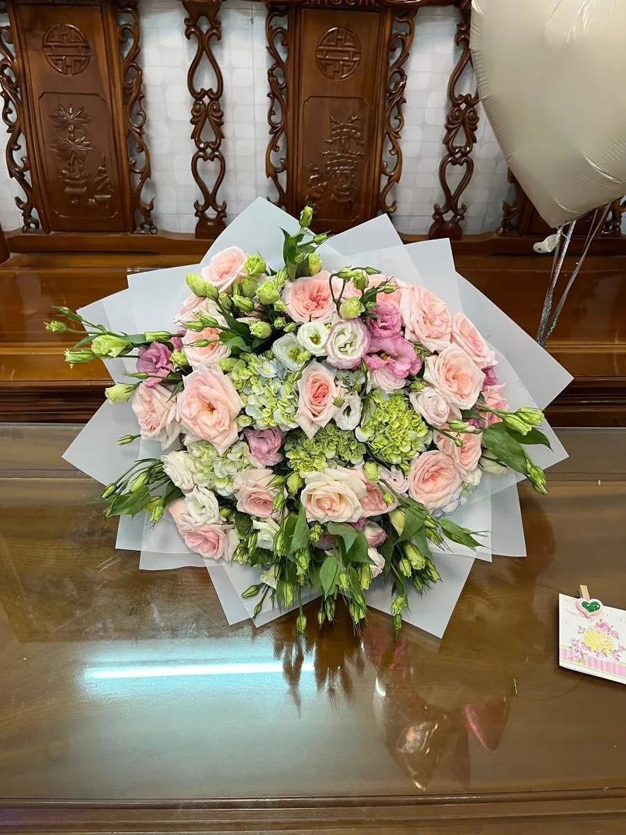 mixed bouquet in white wrapping with 7 foil balloons and a card Nha Trang delivery