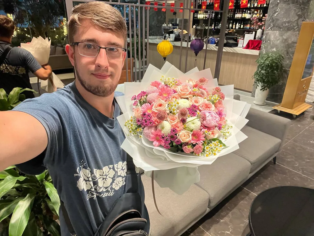Стильный сборный букет в белой упаковке Нячанг доставка