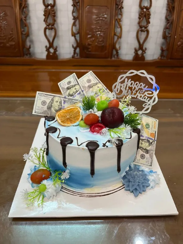 бело-голубой торт с долларами фруктами и топпером Happy Birthday Нячанг доставка