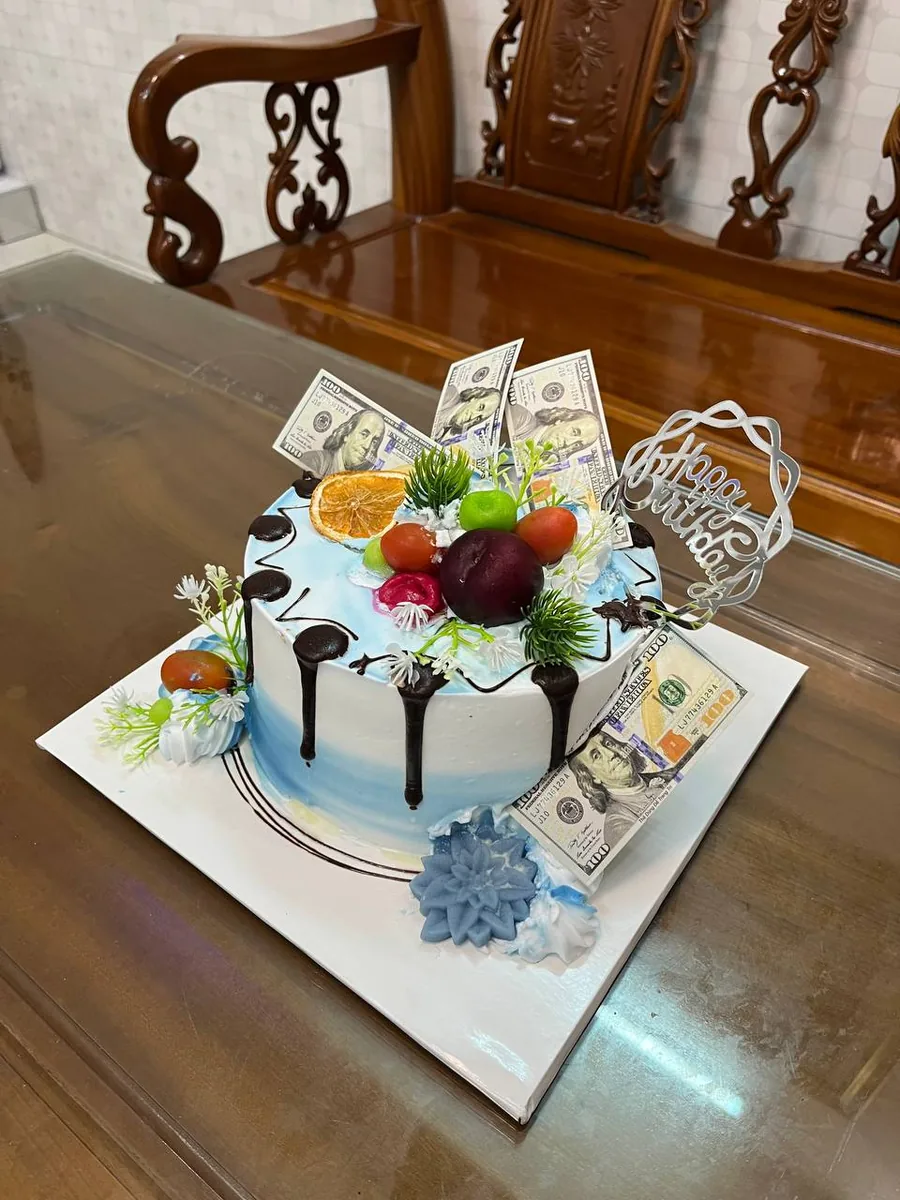 бело-голубой торт с долларами фруктами и топпером Happy Birthday Нячанг доставка
