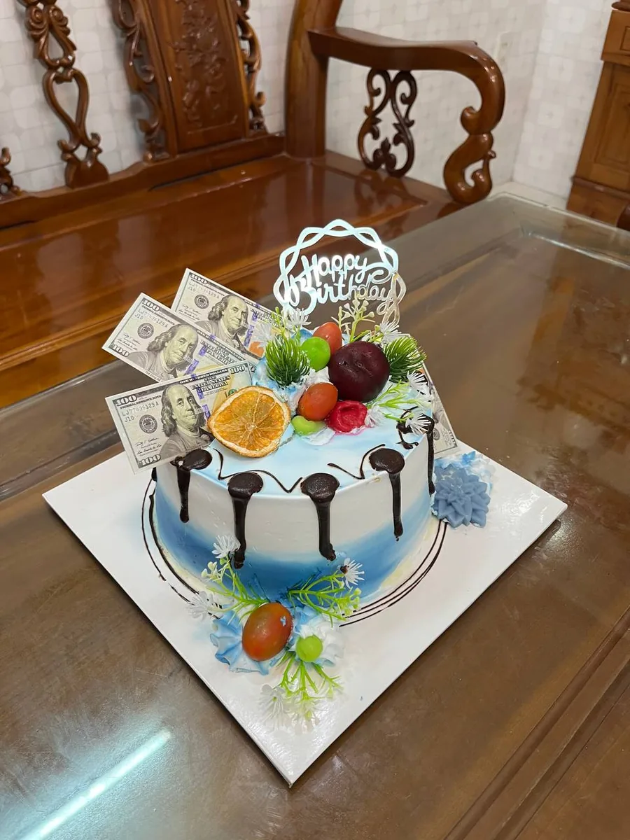 бело-голубой торт с долларами фруктами и топпером Happy Birthday Нячанг доставка
