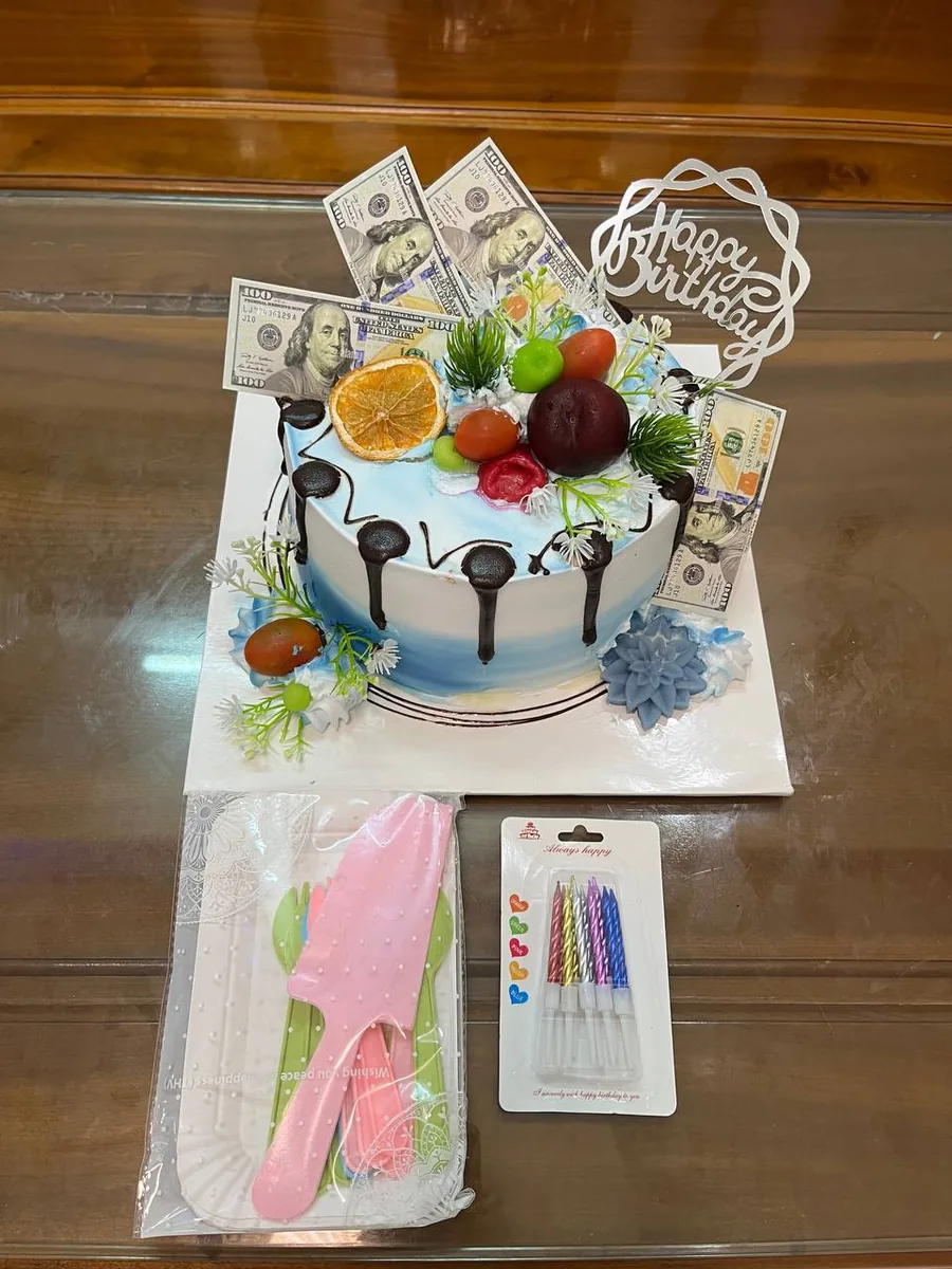 бело-голубой торт с долларами фруктами и топпером Happy Birthday Нячанг доставка