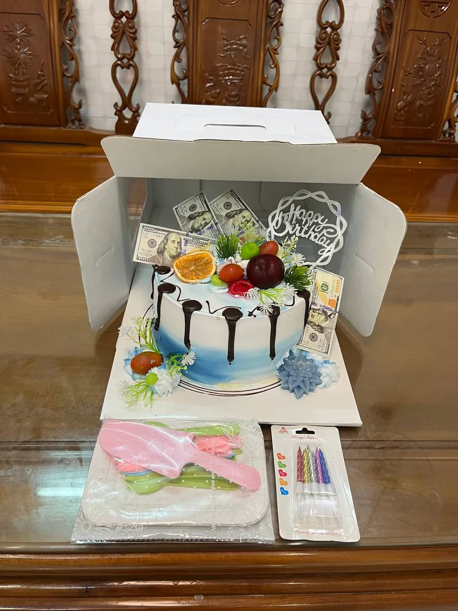 бело-голубой торт с долларами фруктами и топпером Happy Birthday Нячанг доставка