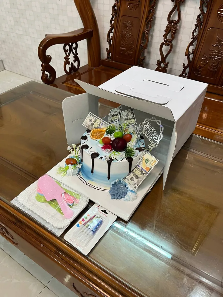 бело-голубой торт с долларами фруктами и топпером Happy Birthday Нячанг доставка