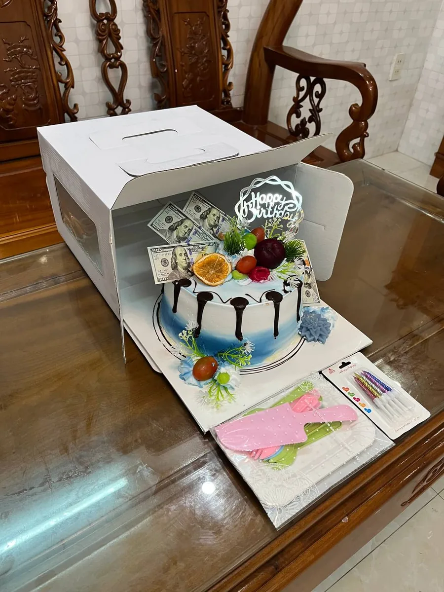 бело-голубой торт с долларами фруктами и топпером Happy Birthday Нячанг доставка
