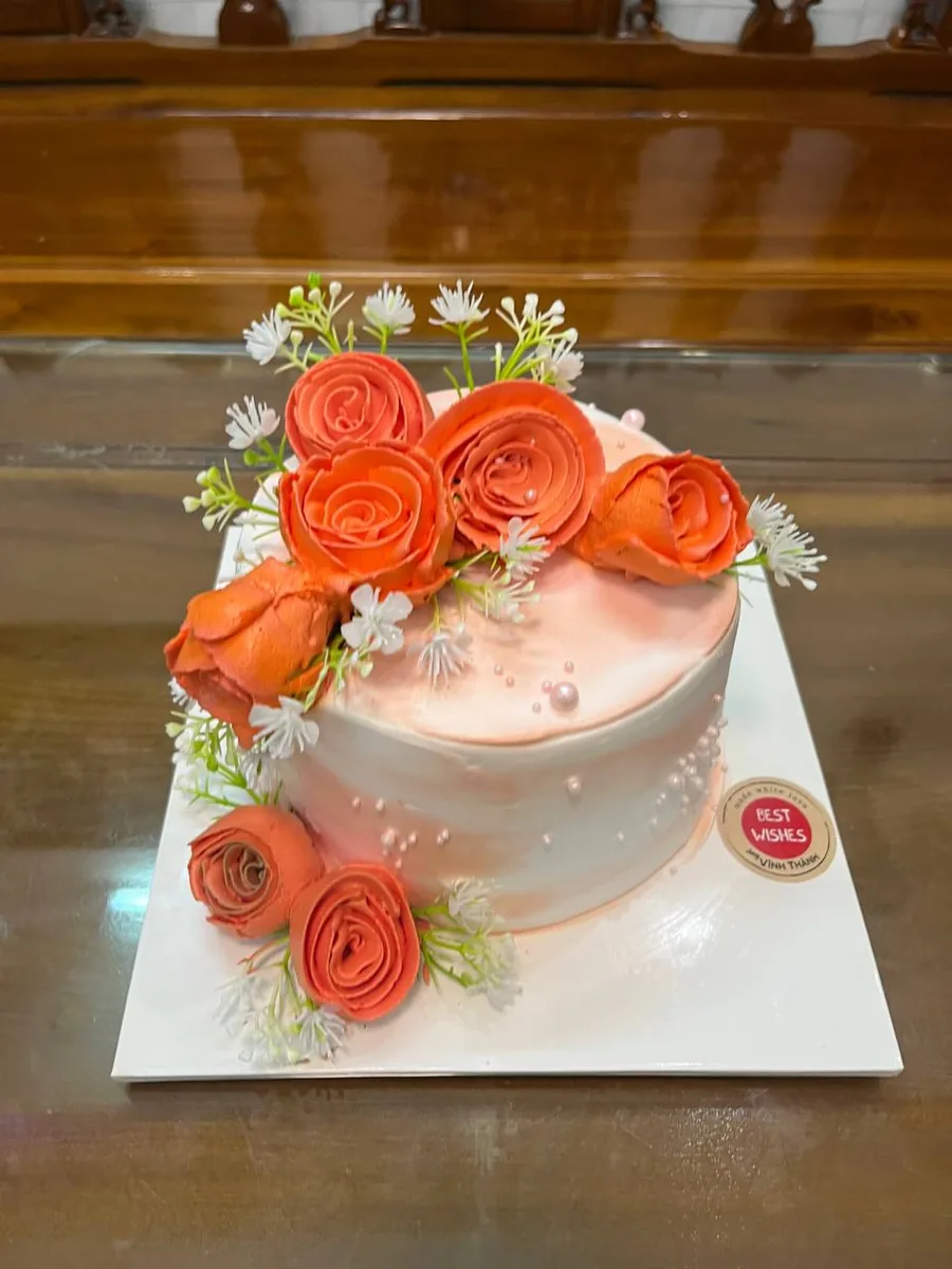 cake with coral buttercream roses Nha Trang delivery 1