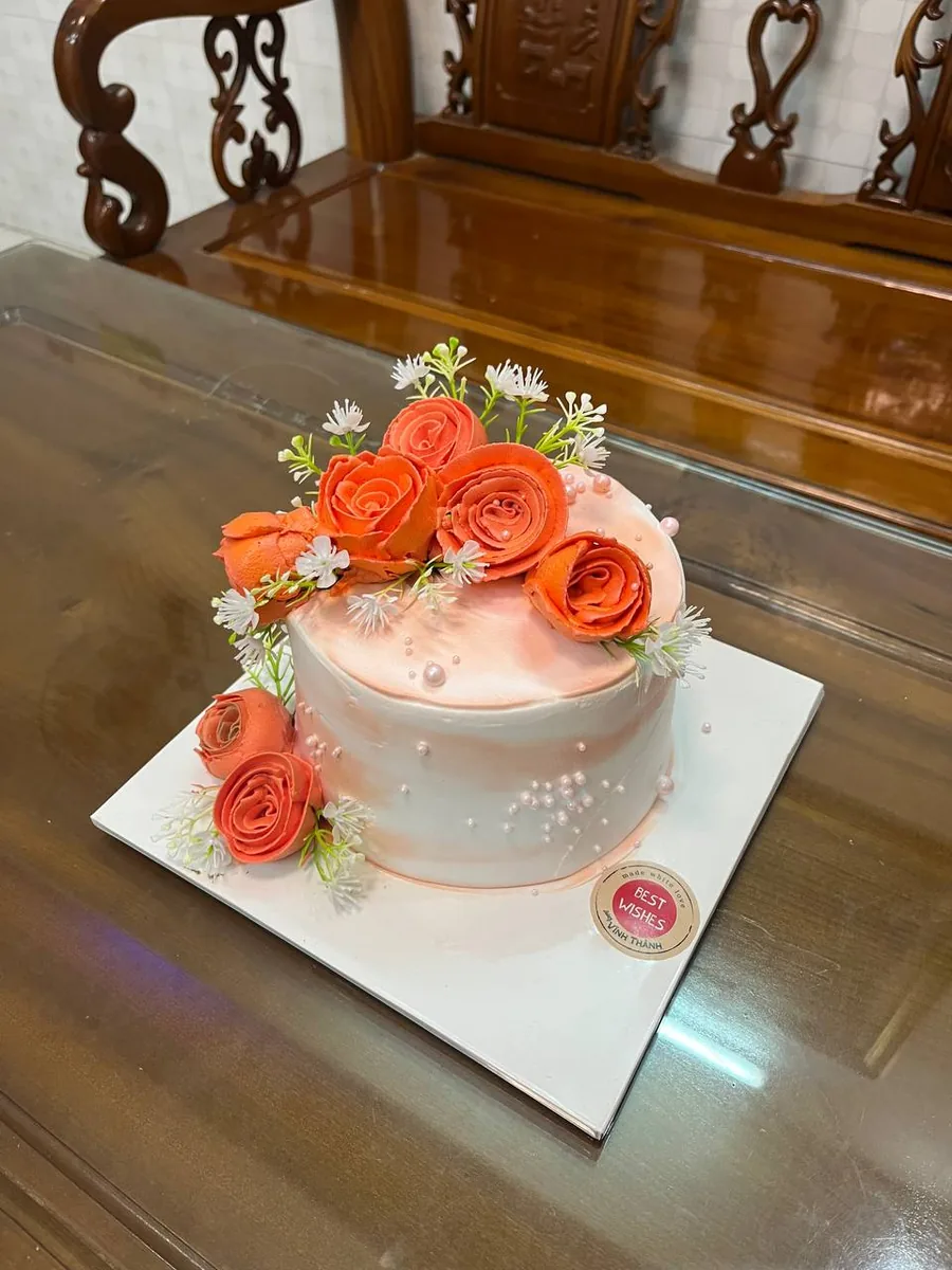 cake with coral buttercream roses Nha Trang delivery 2