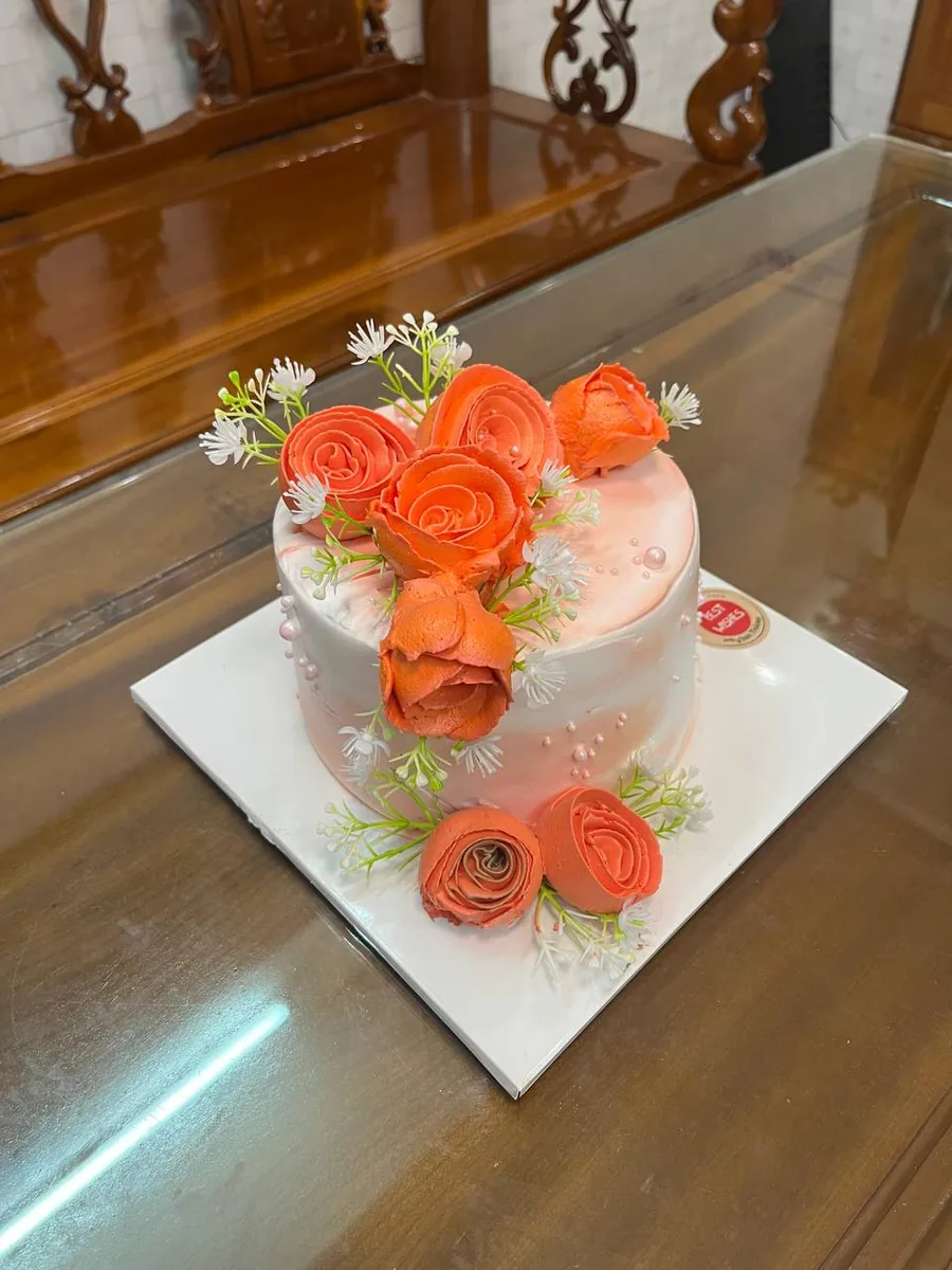 cake with coral buttercream roses Nha Trang delivery 3