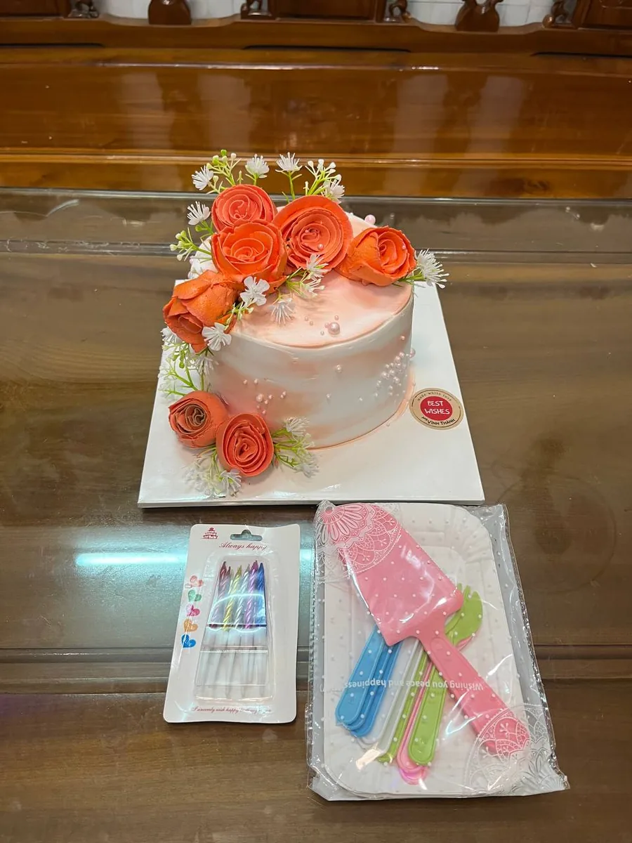 cake with coral buttercream roses Nha Trang delivery 4