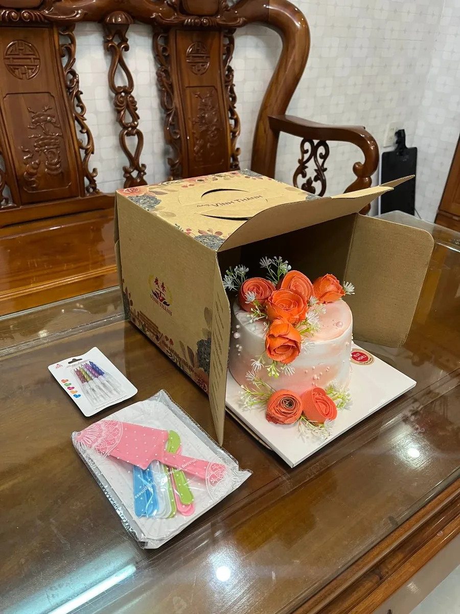 cake with coral buttercream roses Nha Trang delivery 5