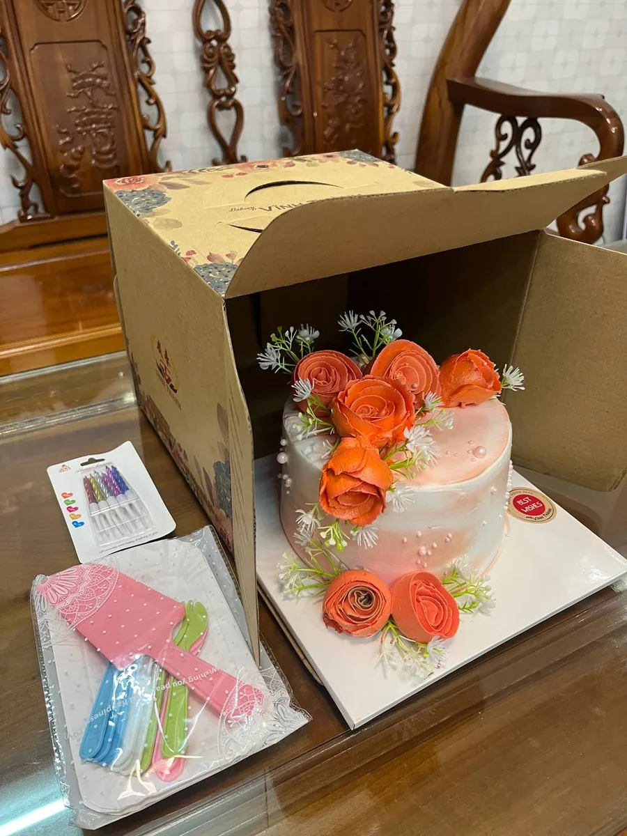 cake with coral buttercream roses Nha Trang delivery 6