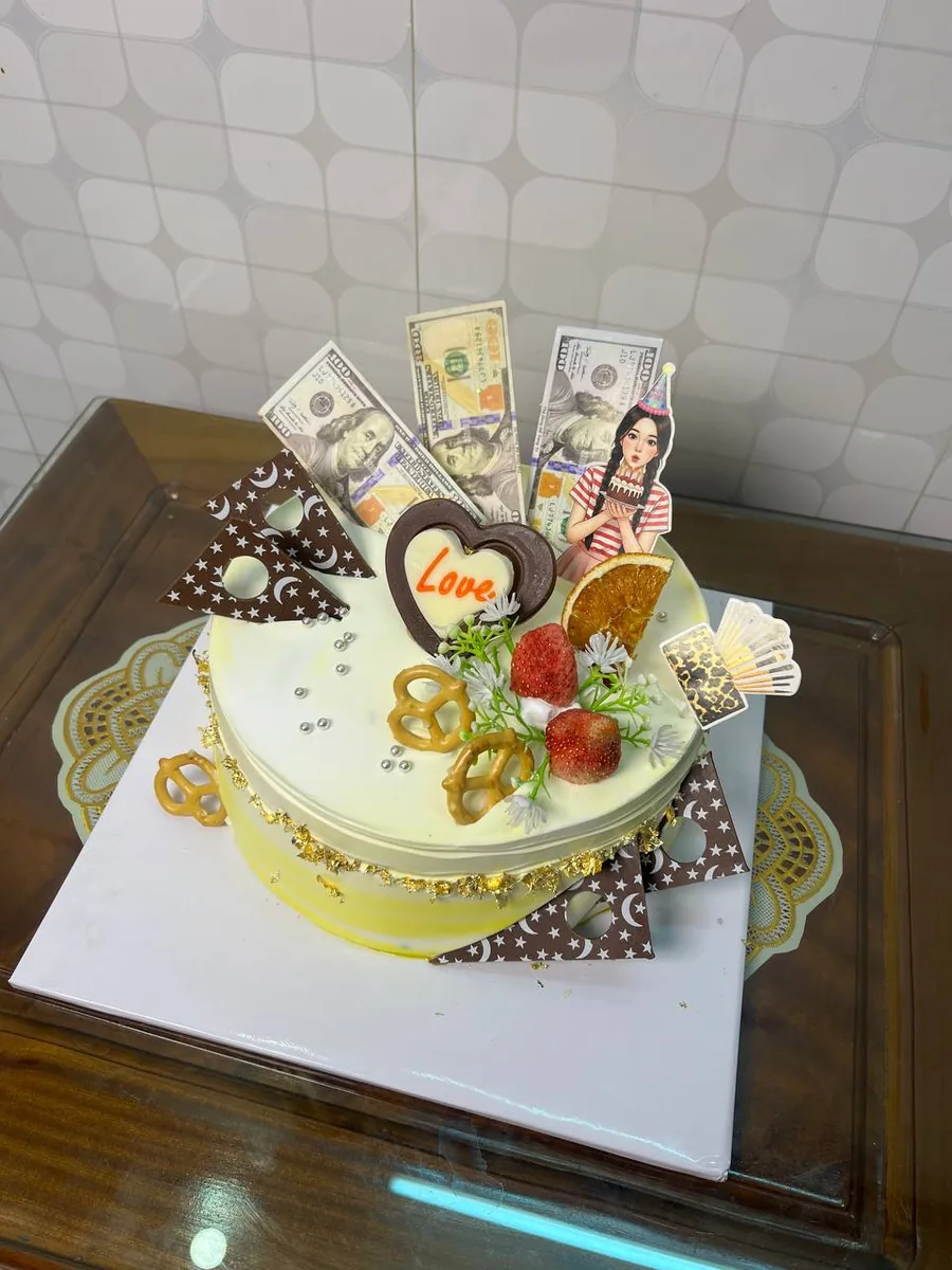 'Love' cream cake with dollar toppers and strawberries Nha Trang delivery 2