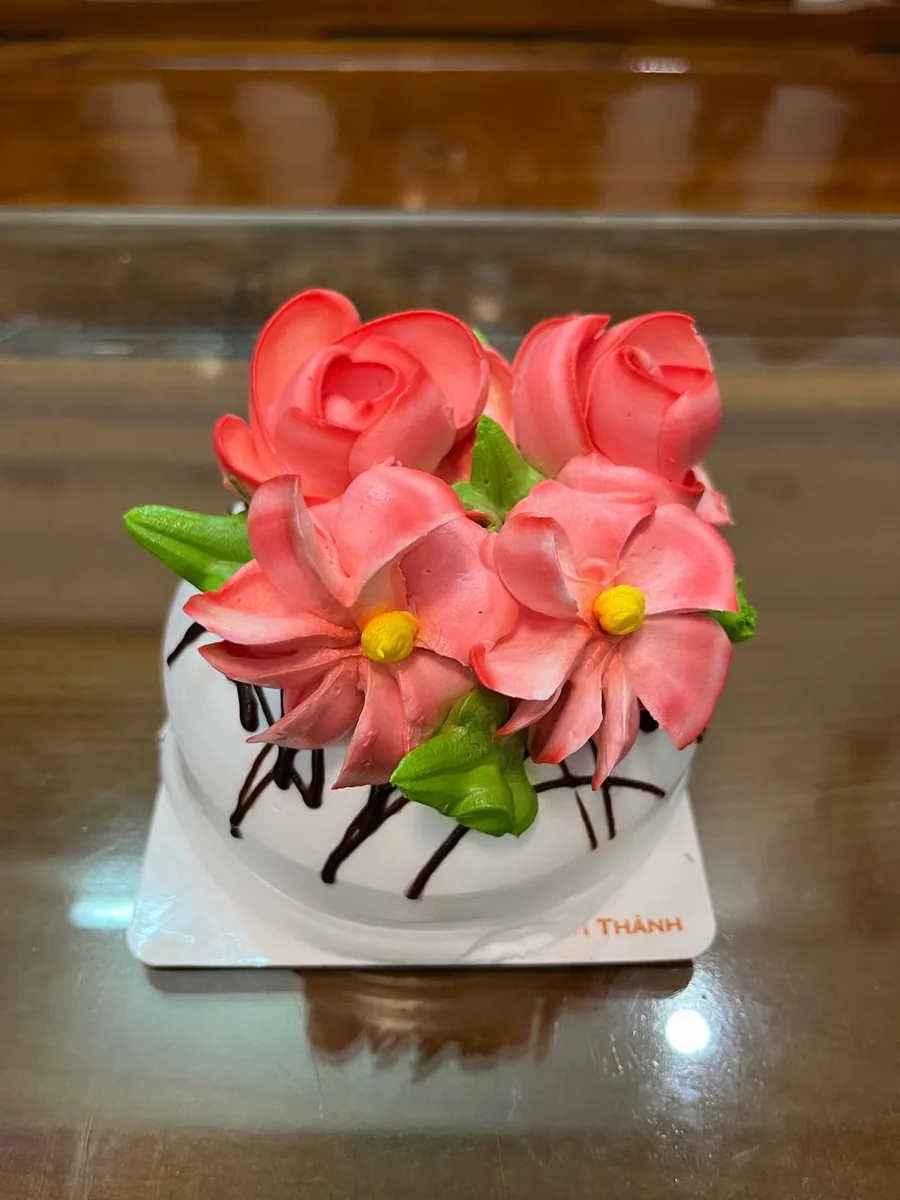 pastry with pink buttercream flowers Nha Trang delivery 1