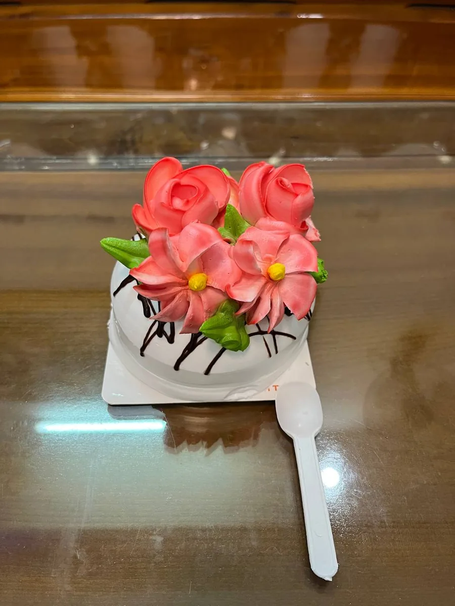 pastry with pink buttercream flowers Nha Trang delivery 2