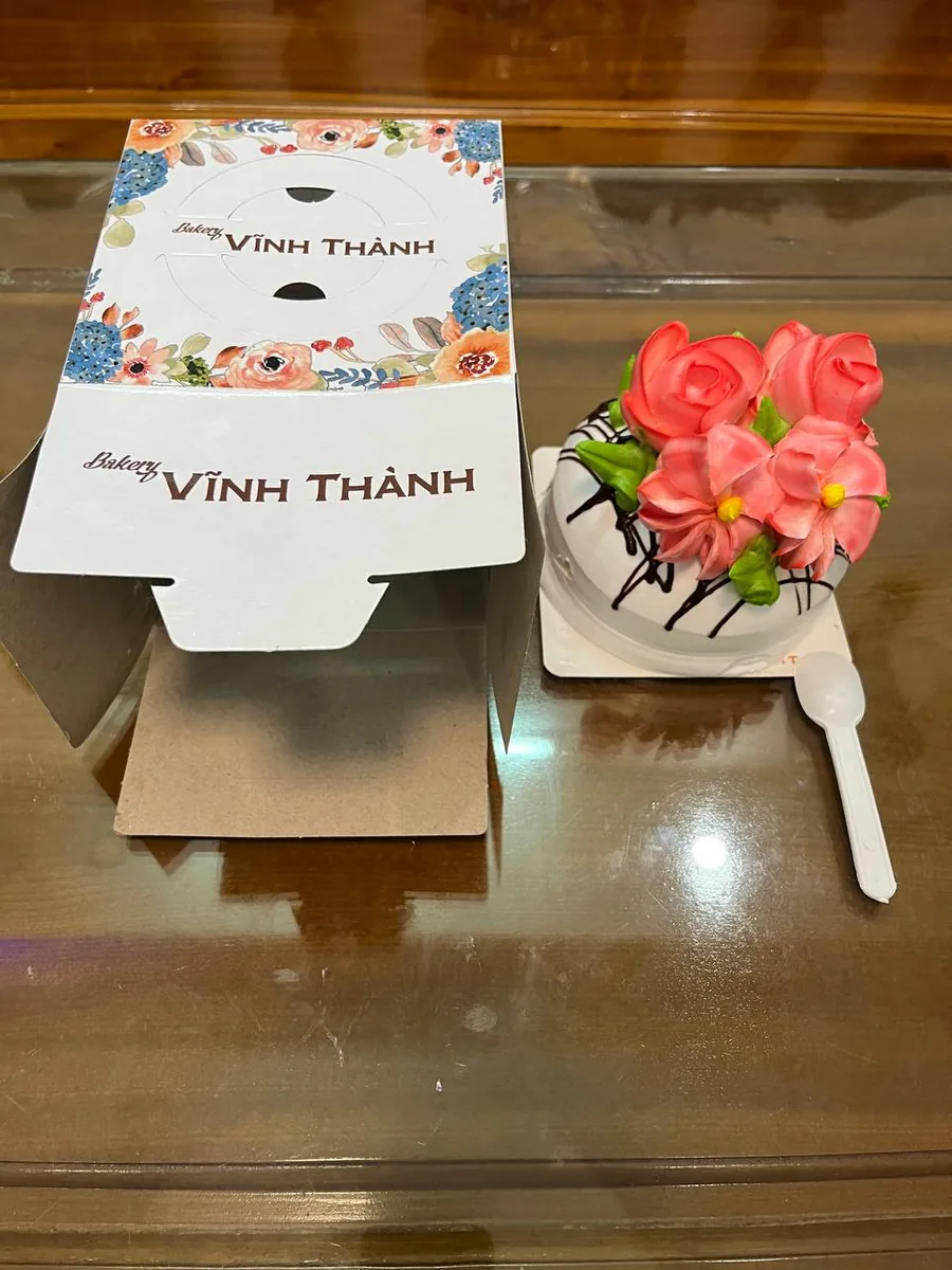 pastry with pink buttercream flowers Nha Trang delivery 3