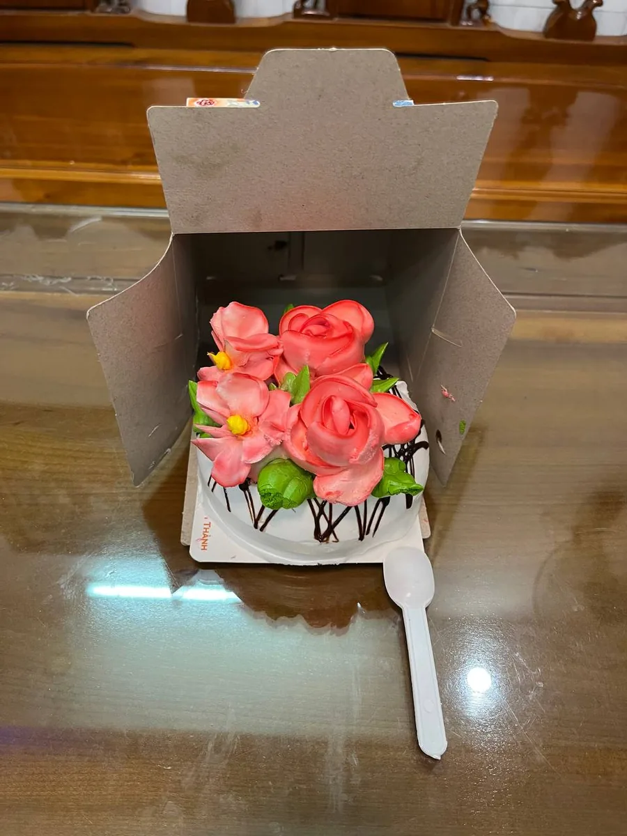 pastry with pink buttercream flowers Nha Trang delivery 4
