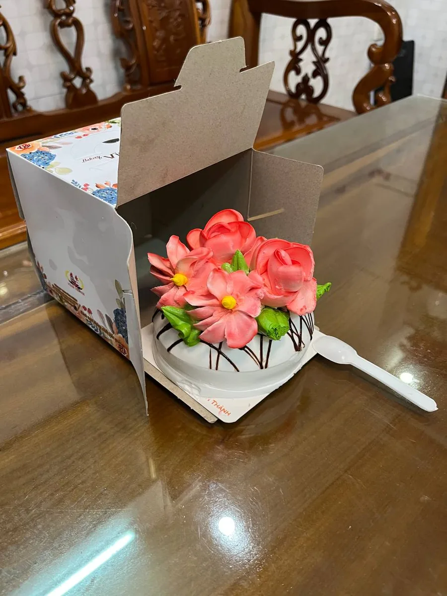 pastry with pink buttercream flowers Nha Trang delivery 5