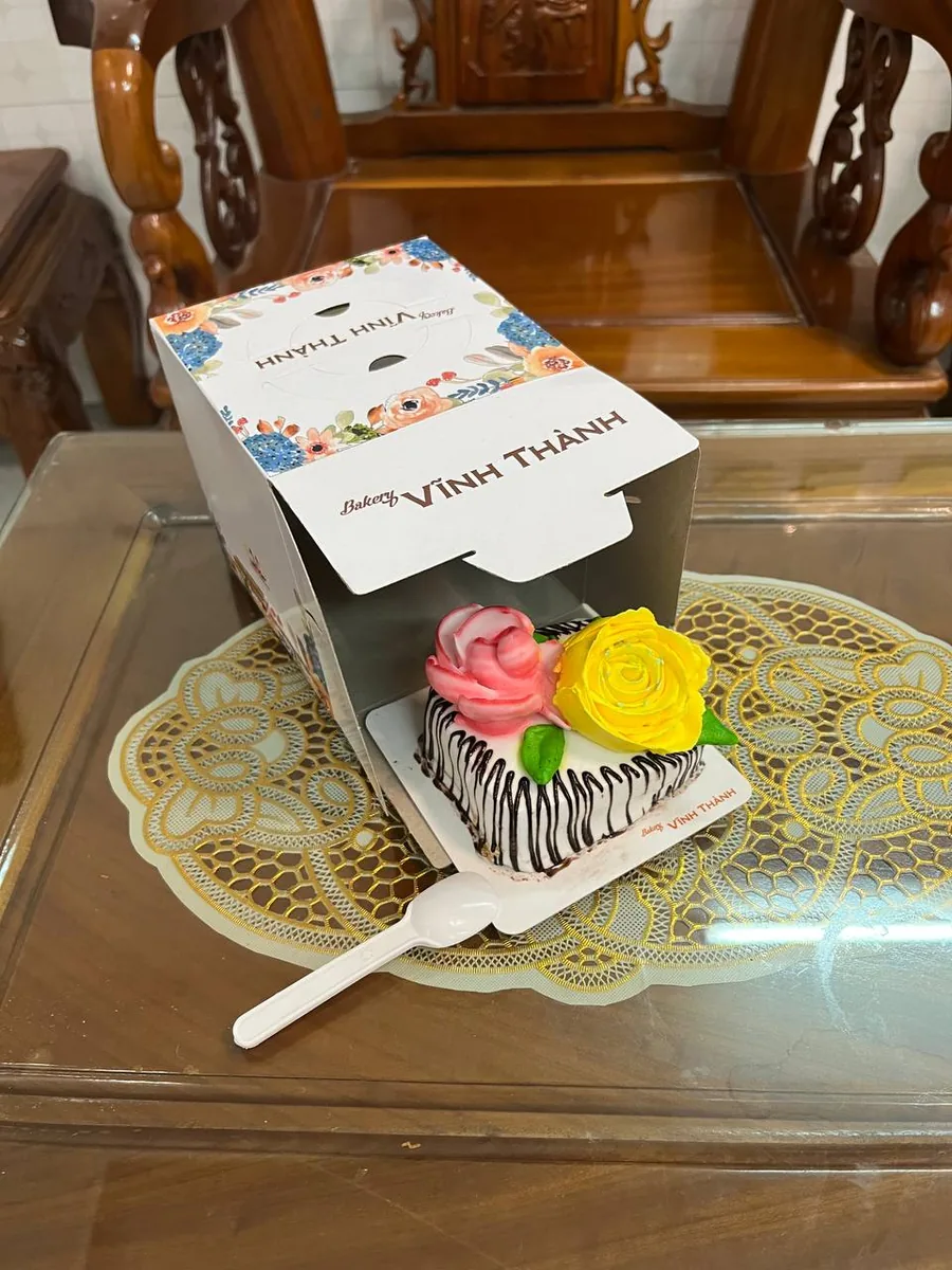 Mini cake with cream roses delivery Nha Trang