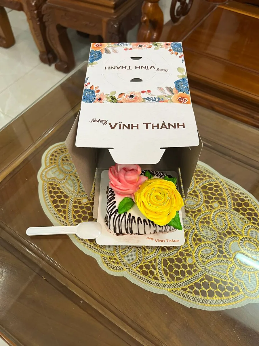 Mini cake with cream roses delivery Nha Trang