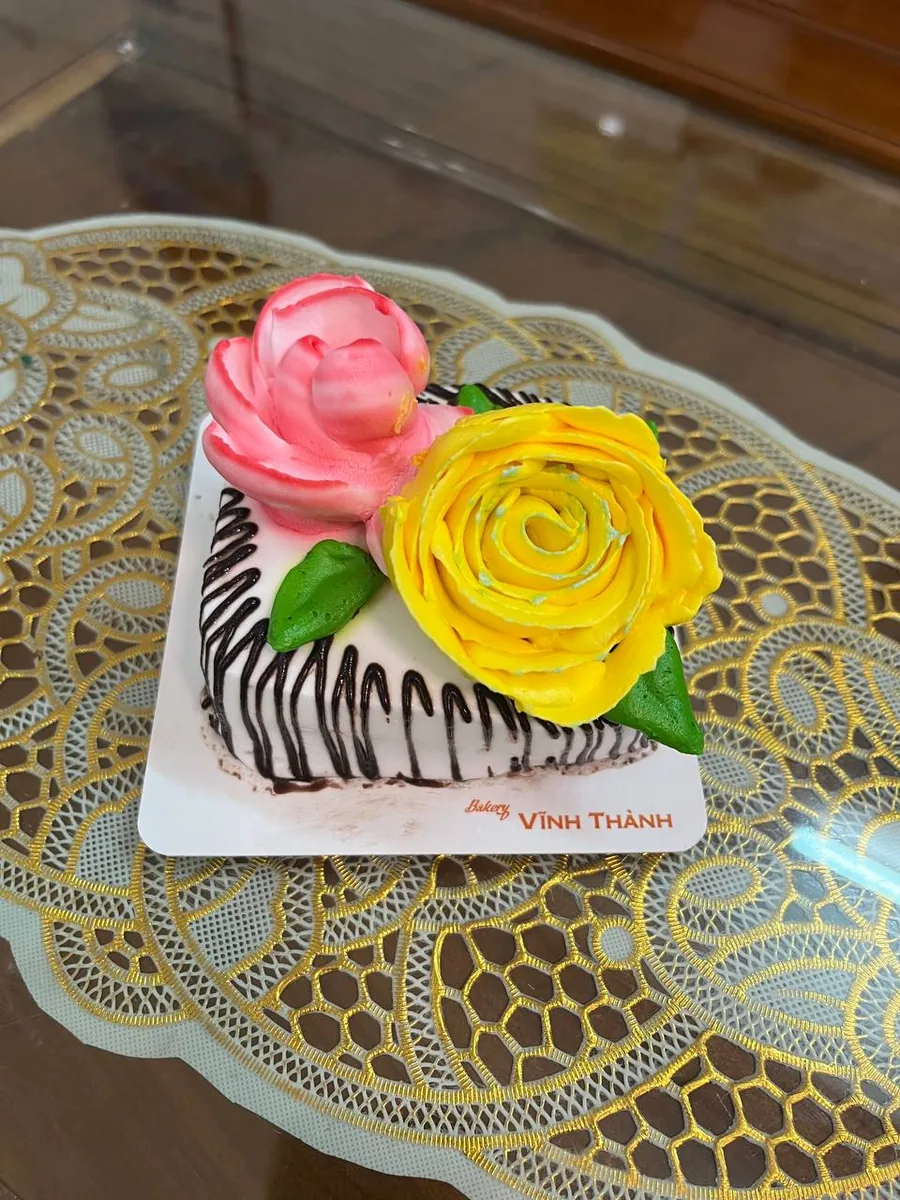 Mini cake with cream roses delivery Nha Trang