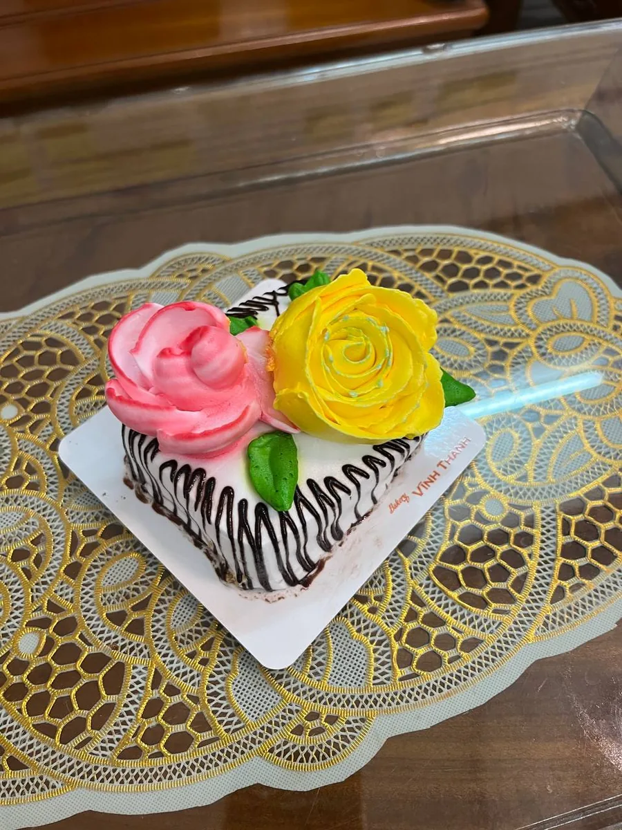 Mini cake with cream roses delivery Nha Trang
