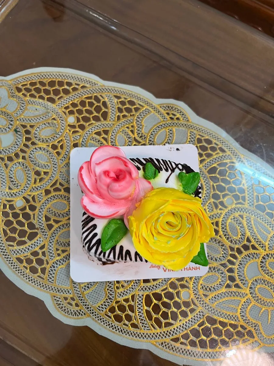 Mini cake with cream roses delivery Nha Trang