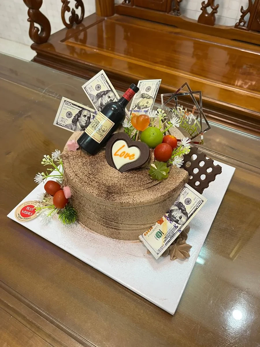 шоколадный торт с долларами бутылкой и шоколадным сердцем Love Нячанг доставка