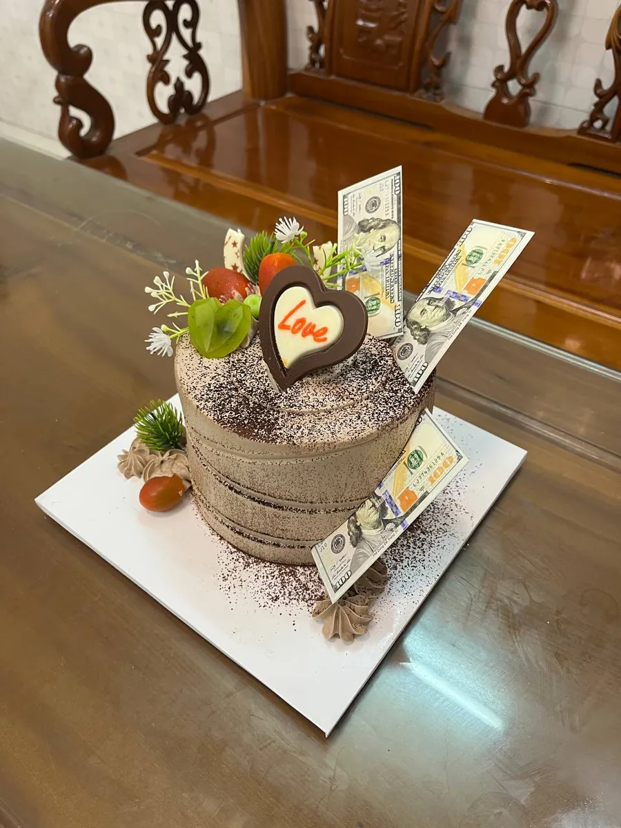 шоколадный торт с долларами клубникой и сердцем Love Нячанг доставка