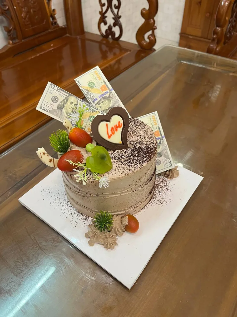 шоколадный торт с долларами клубникой и сердцем Love Нячанг доставка