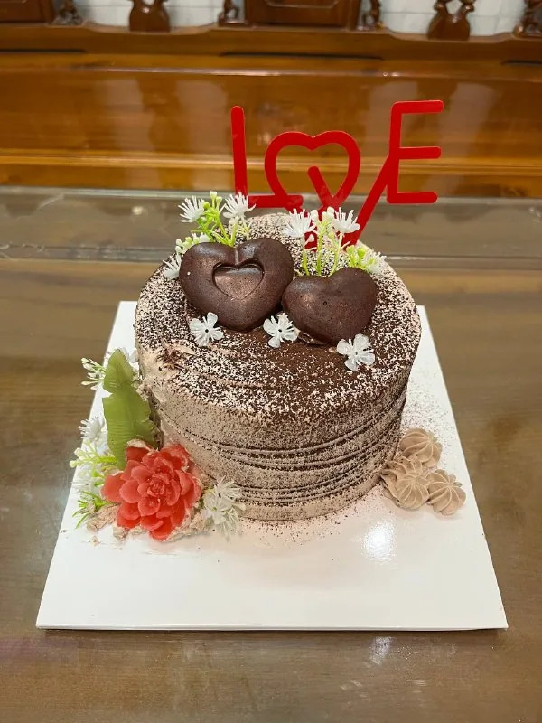 шоколадный торт с сердцами и красным топпером Love Нячанг доставка