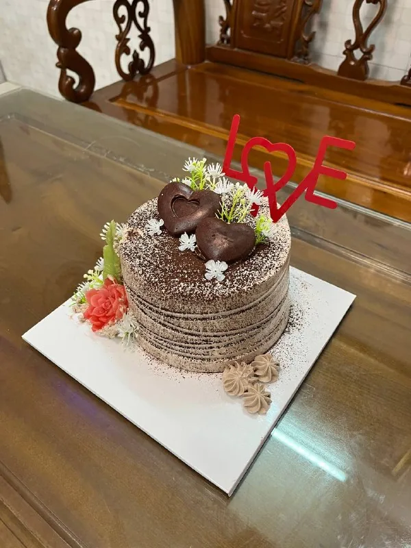 шоколадный торт с сердцами и красным топпером Love Нячанг доставка