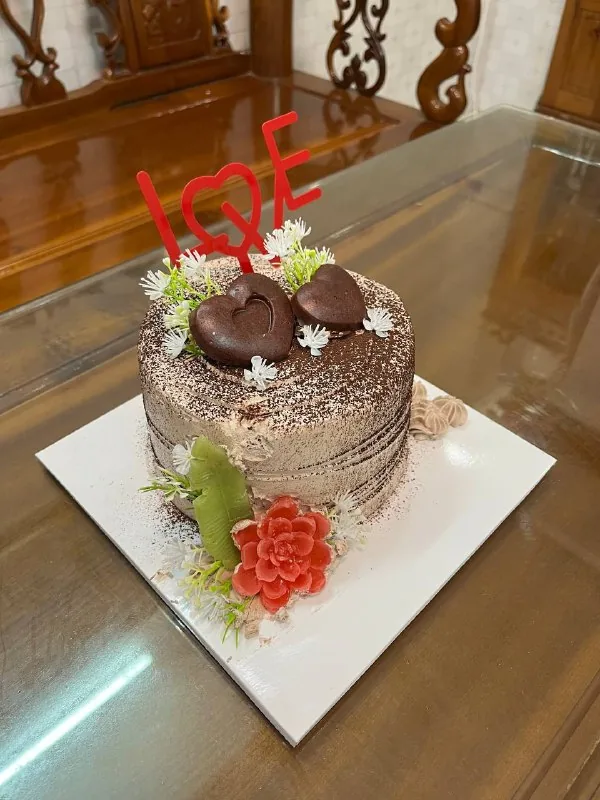 шоколадный торт с сердцами и красным топпером Love Нячанг доставка