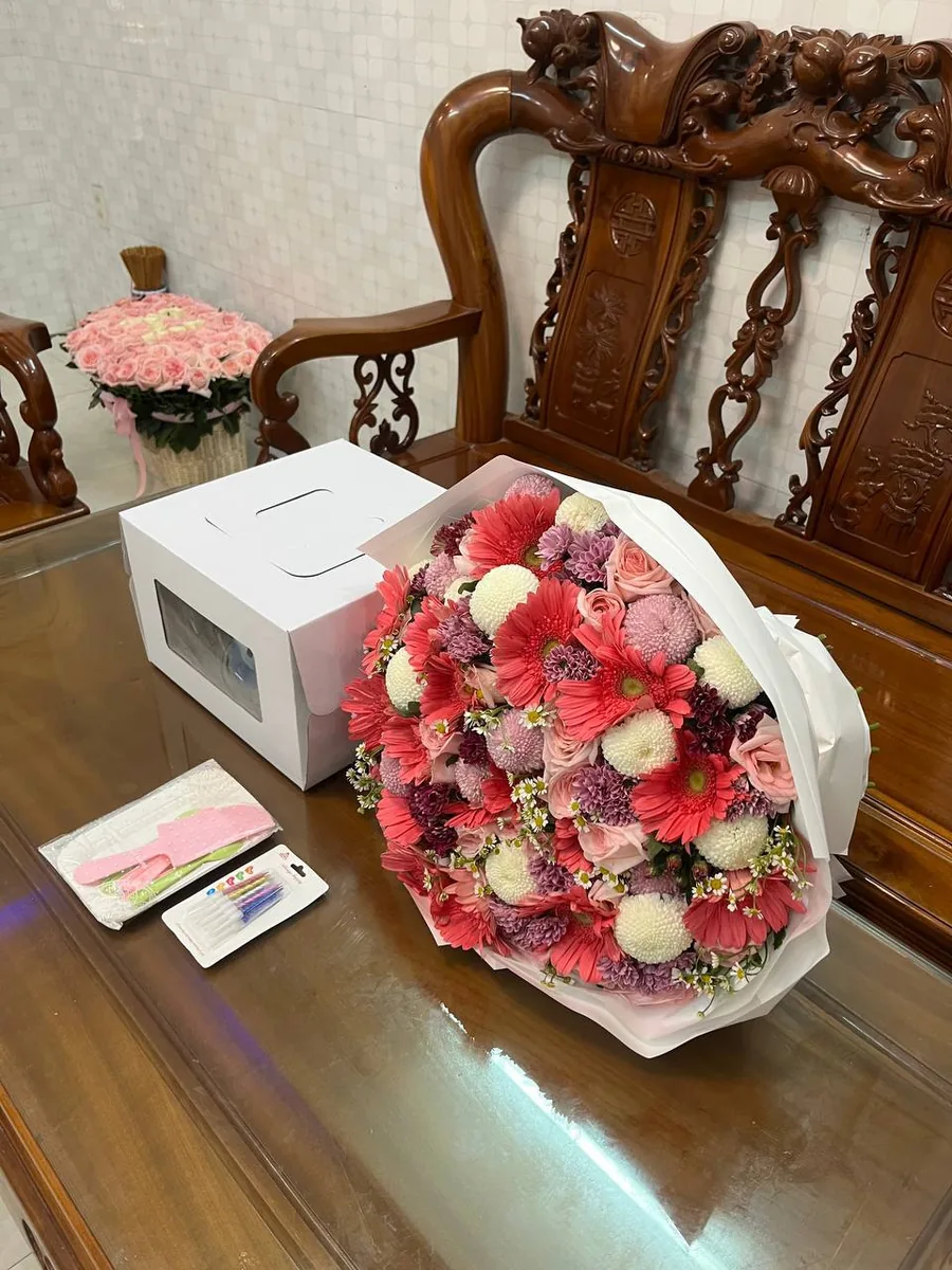 яркий сборный букет и торт Happy Birthday Нячанг доставка