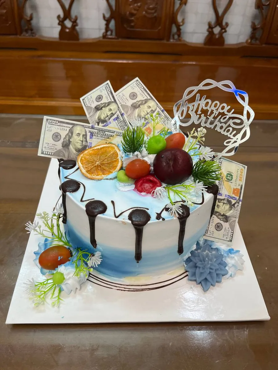 яркий сборный букет и торт Happy Birthday Нячанг доставка